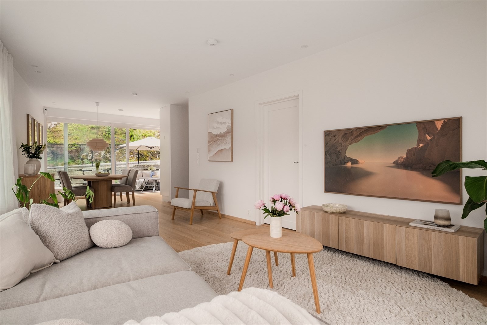 Boligen har en åpen stue/kjøkken løsning, perfekt for et hus som dette. Rommet er på ca. 37,4 kvm med god plass til spisebord og sofagruppe. Galleribilde