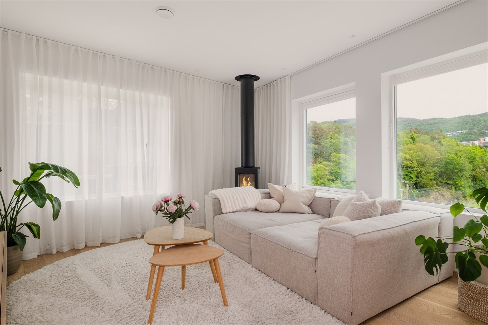 Gjennomgående i boligen er det en-stavs parkett og lyse flater. Flere vinduer sikrer godt med naturlig lysinnslipp. Galleribilde