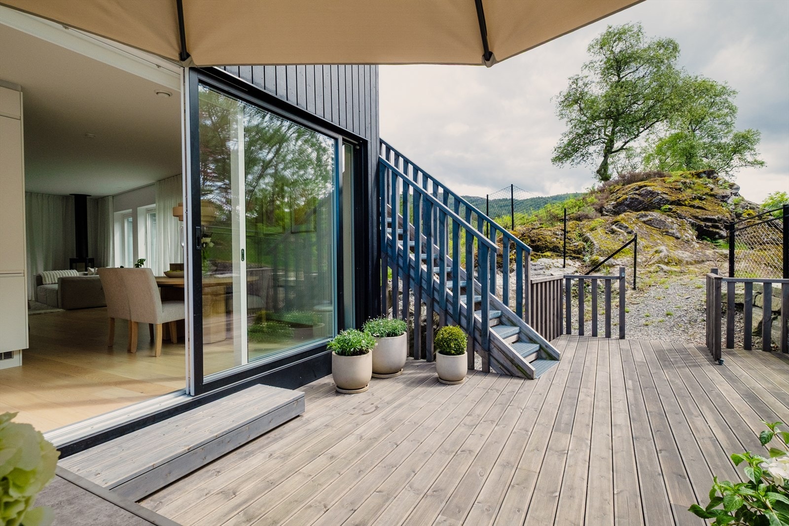 Fra markterrasse er det trapp til boligens takterrasse. Galleribilde