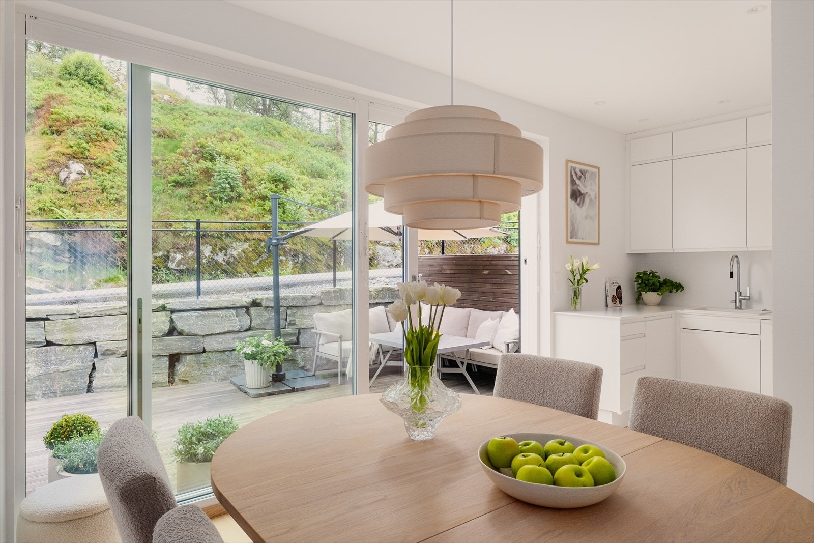 Fra kjøkken er det tilkomst til boligens terrasse. Skyvedøren var ny i 2025. Galleribilde