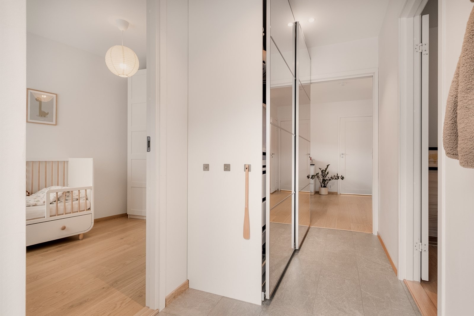 Det er god plass til å henge fra seg yttertøy og sko. Galleribilde