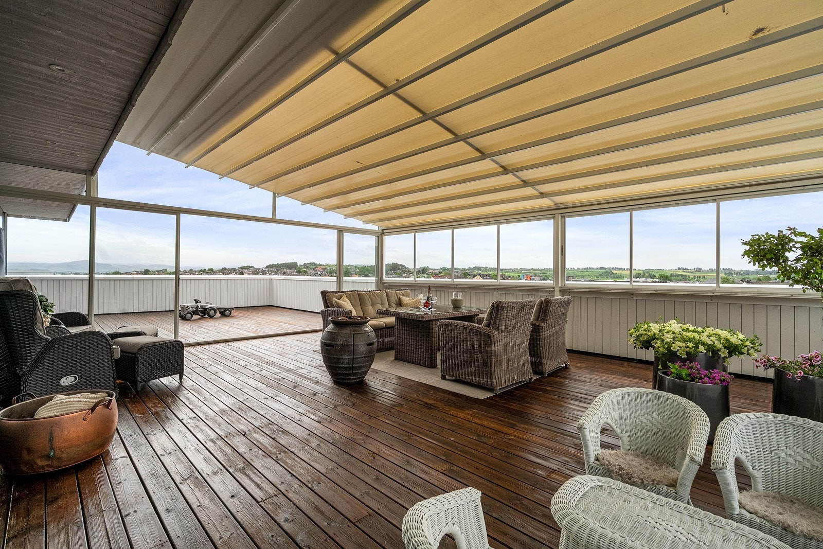 Fantastisk uteareal med motorisert pergola med avtakbart tak. Her får du en romslig, fleksibel og praktisk hagestue med flott utsikt og gode solforhold. Galleribilde