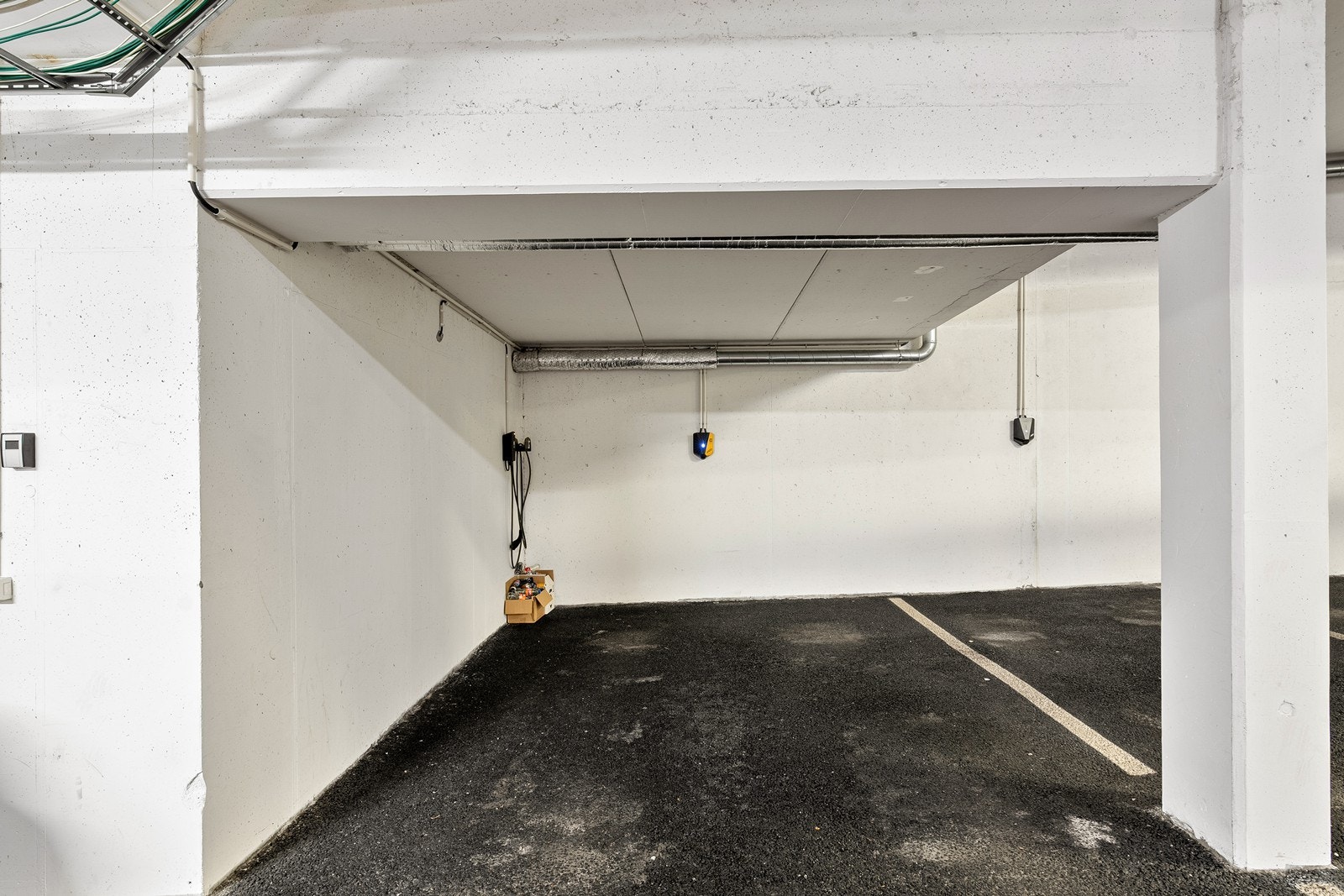 Fast parkeringsplass med el-bil lader. Galleribilde