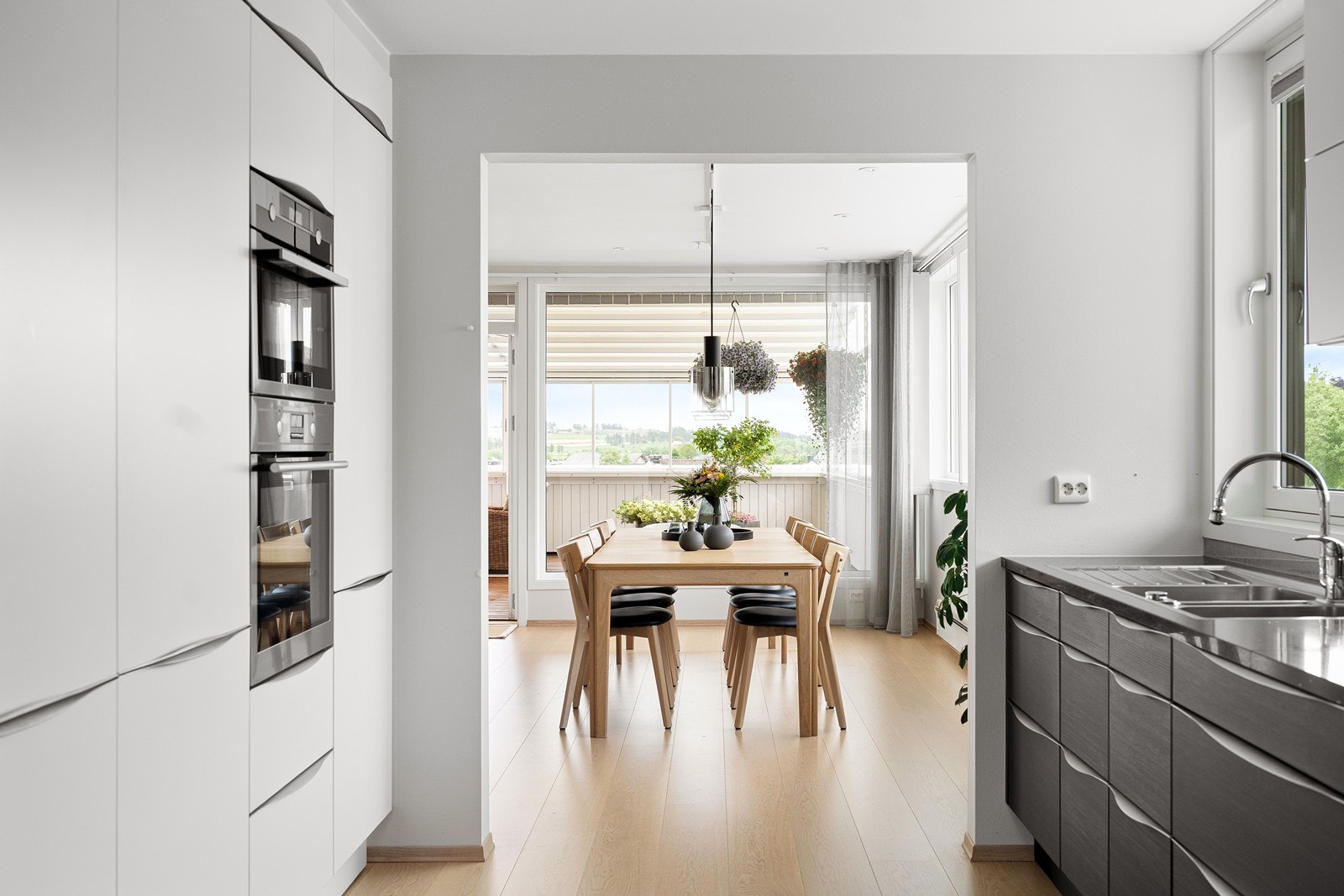 Kjøkkenet er utstyrt med integrerte hvitevarer som består av stekeovn, stekeovn med mikrofunksjon, koketopp, fryseskap, oppvaskmaskin og kjøleskap. Galleribilde