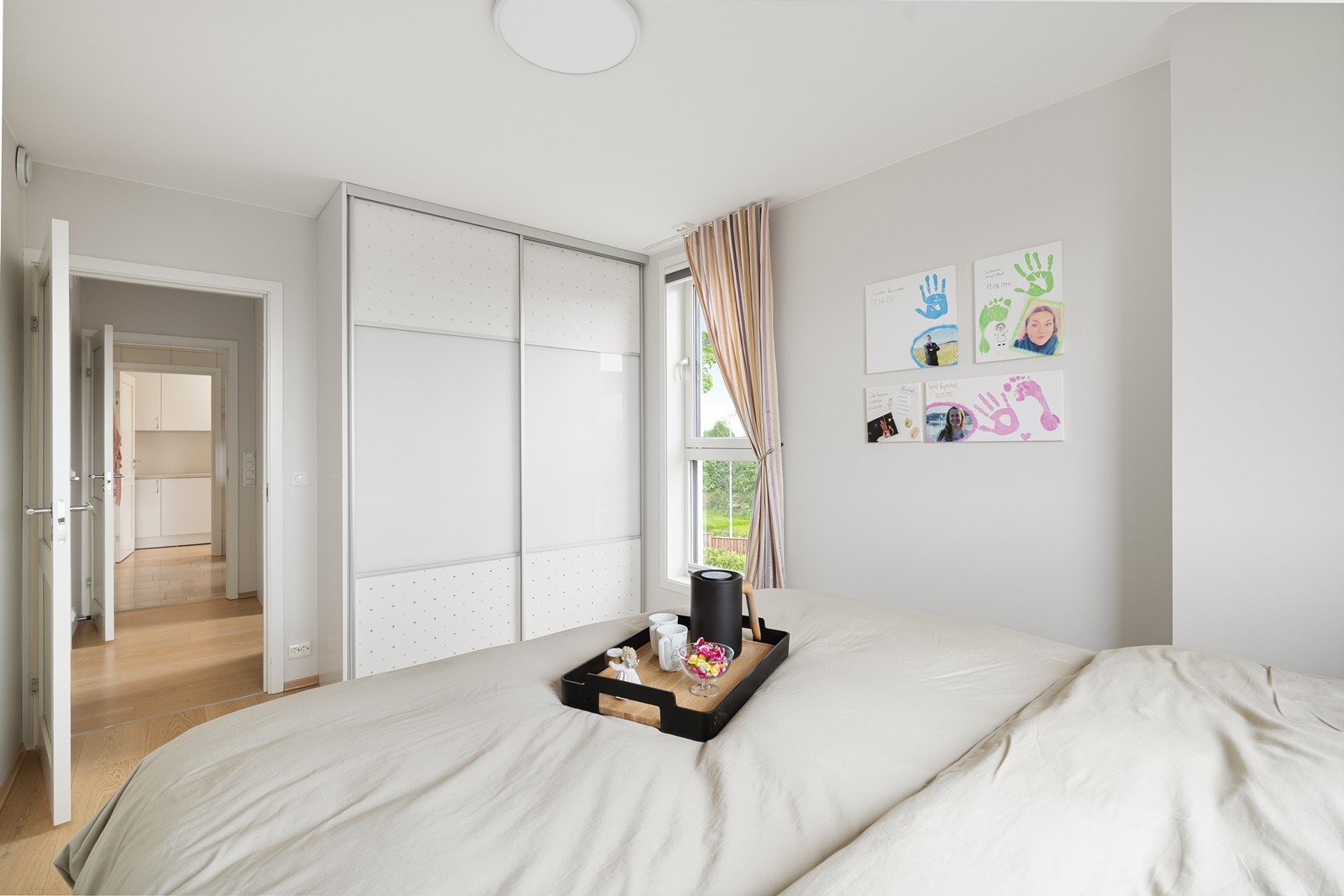 I tillegg til garderoberom/"walk-in-closet" er de skyvedørsgarderobe på hovedsoverommet. Galleribilde