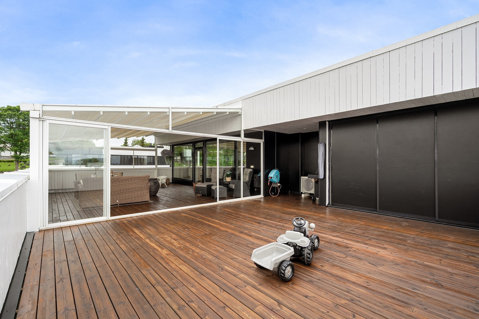 Stort og solrikt uteområde med 41 kvm terrasse samt 49 kvm hagestue/pergola med motorisert, avtakbart tak. Galleribilde