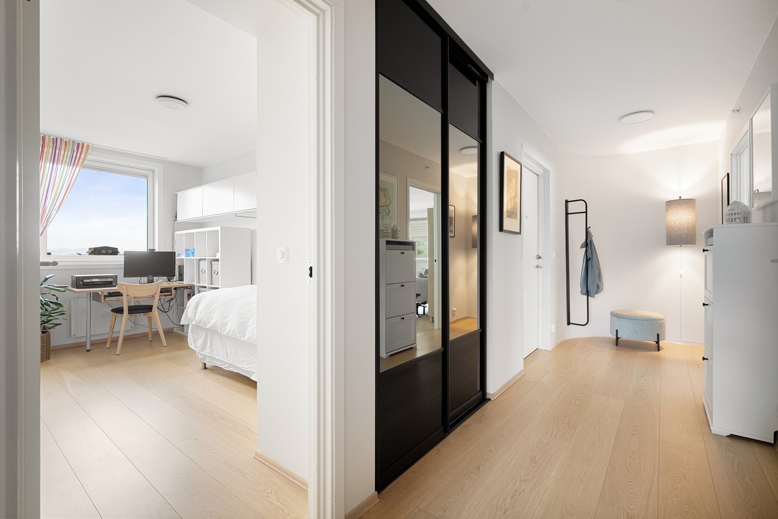 Skyvedørsgarderobe til oppbevaring av yttertøy. Galleribilde