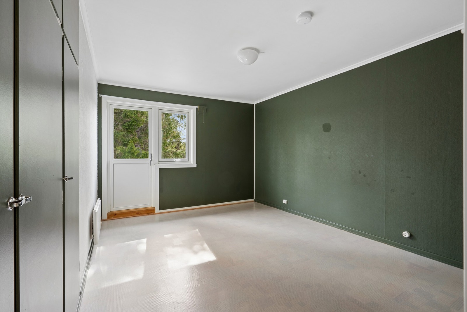 Fra ett av soverommene er det utgang til altanen via en balkongdør fra 2019. Galleribilde