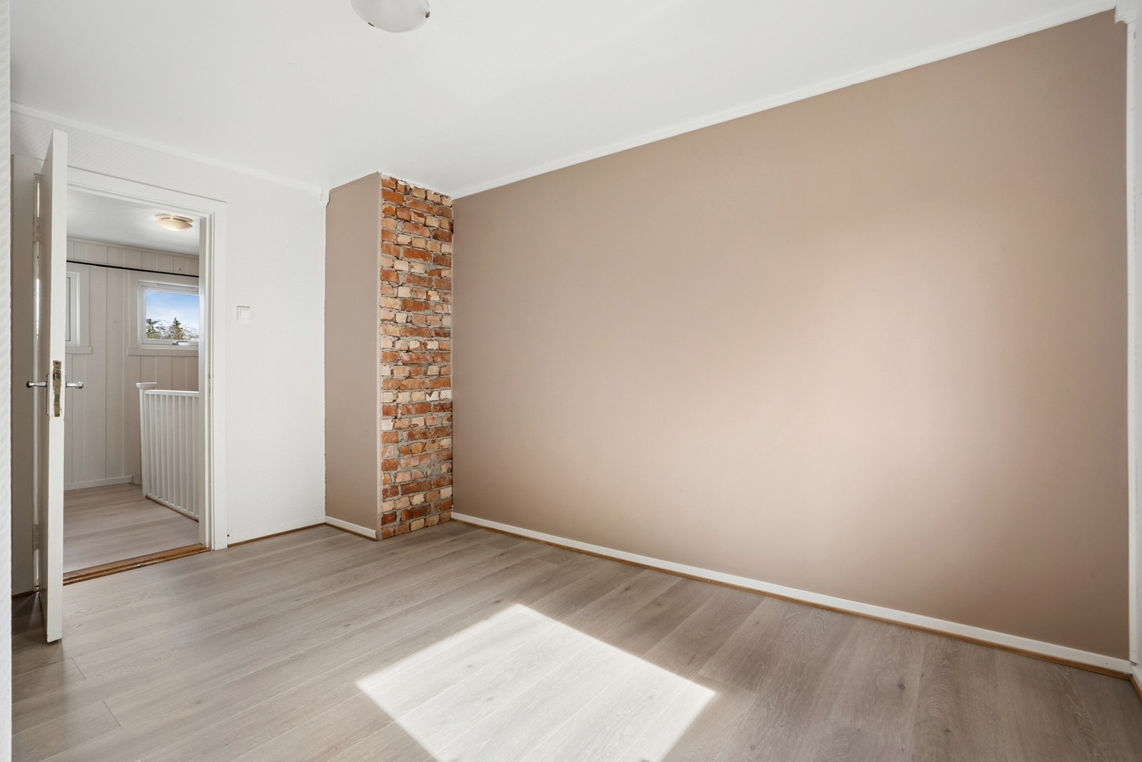 Et av soverommene har en dekorativ detalj med synlig mursteinspipe. Galleribilde