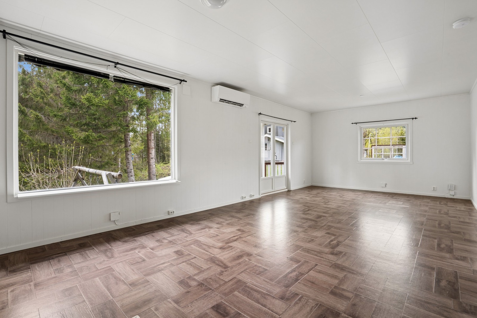 Romslig stue med plass til både sofagruppe og spisebord. Galleribilde