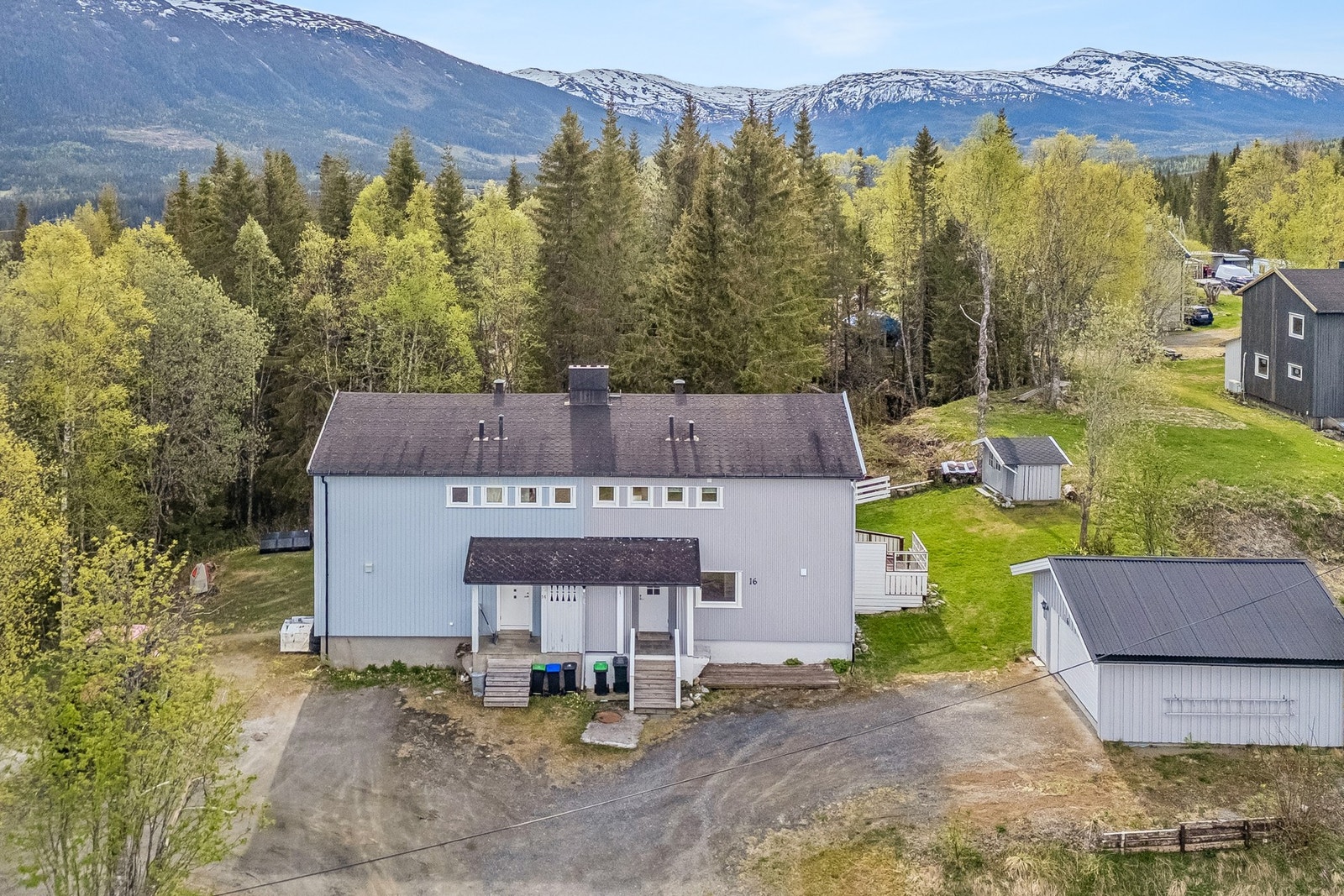 En innholdsrik halvpart av tomannsbolig med stor garasje fra 2015 og en praktisk redskapsbod. Galleribilde