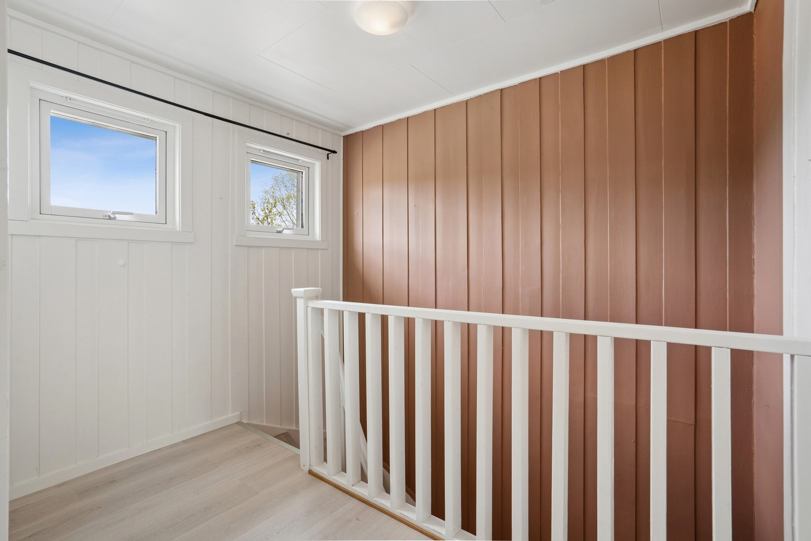 Trapperommet i andre etasje har adkomst til kaldloft via en isolert loftsluke med nedfellbar stige. Galleribilde