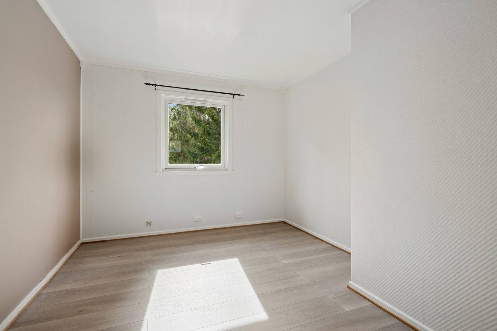 Soverom med laminatgulv og tapetserte vegger. Galleribilde