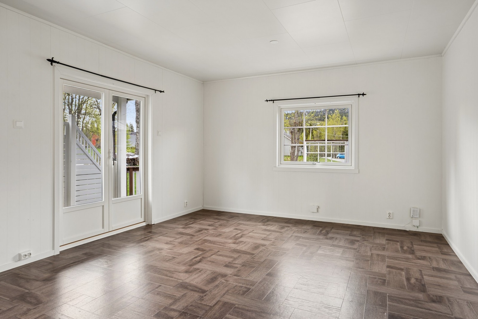 Fra stuen er det direkte utgang til en terrasse på ca. 22 m² via en dobbeltfløyet balkongdør fra 2016. Galleribilde