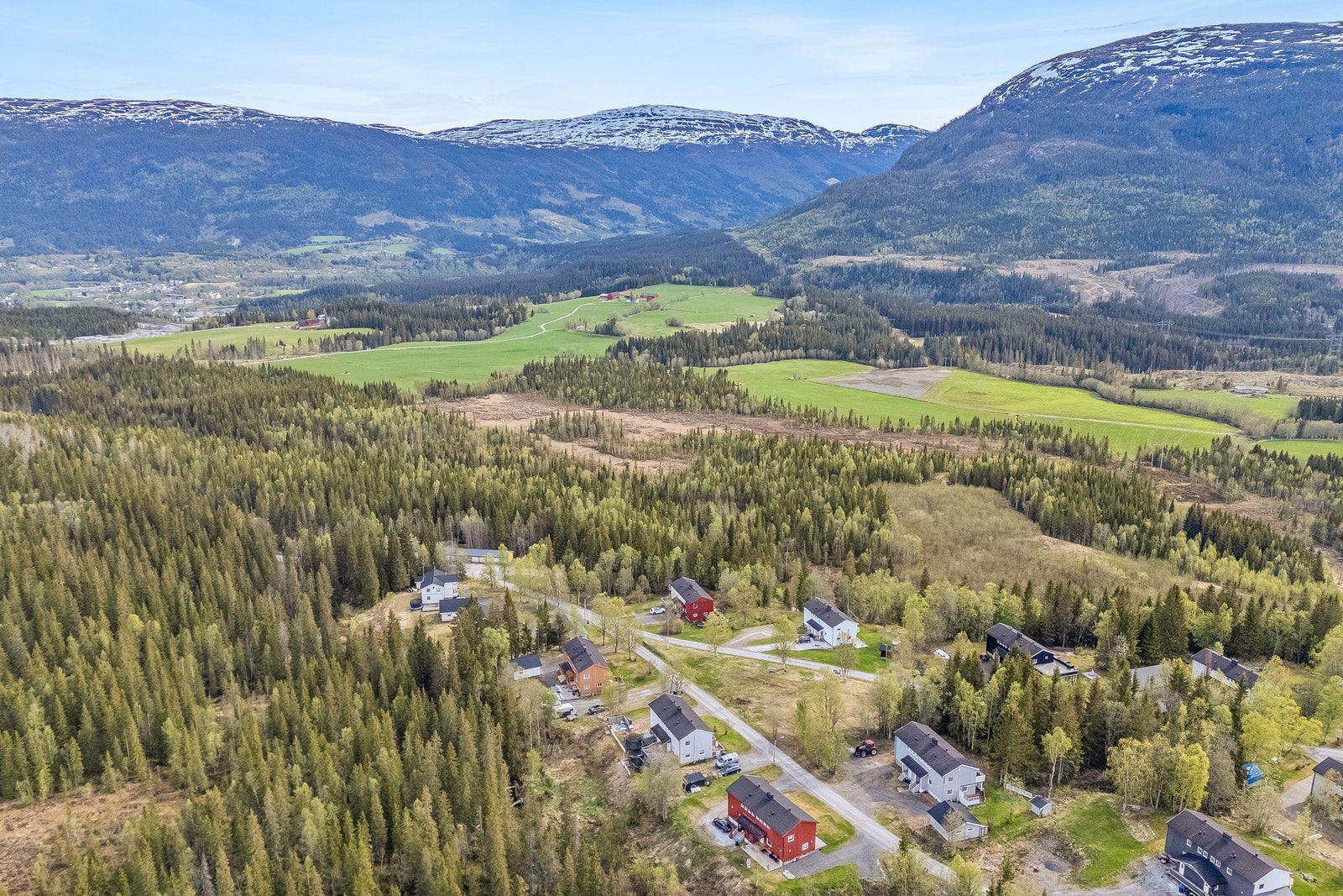Boligen ligger i et etablert boligområde med umiddelbar nærhet til skog og mark. Galleribilde