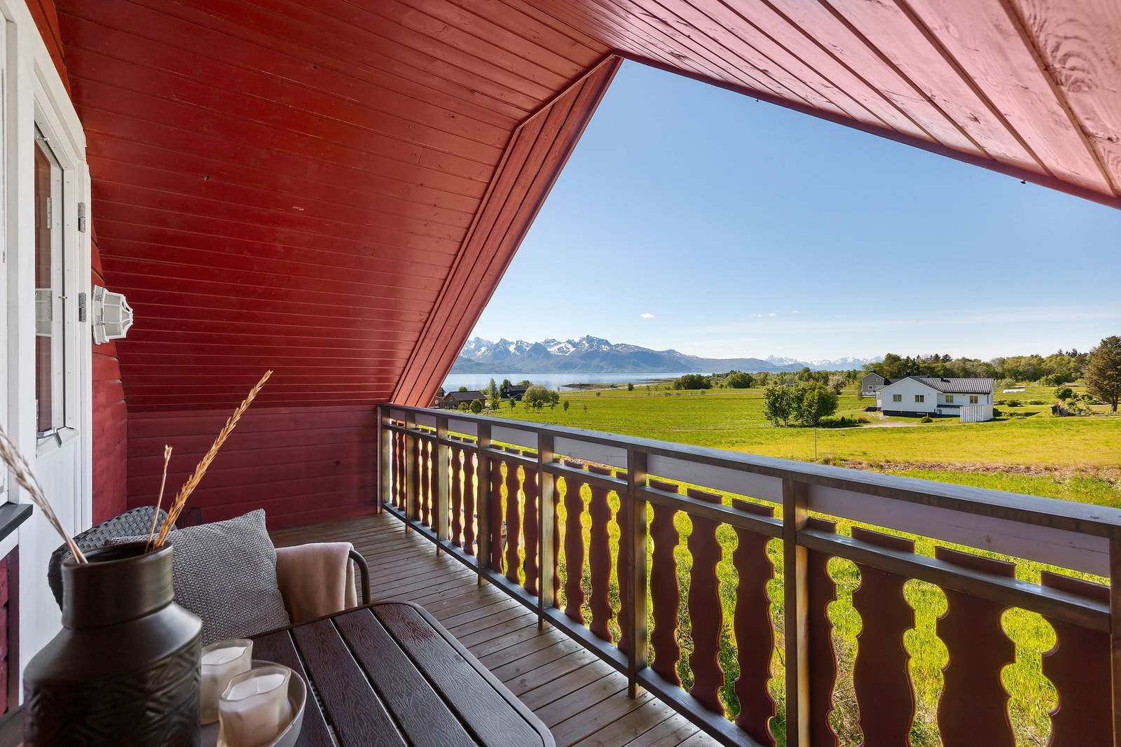 Fra soverom er det utgang til overbygd veranda. Galleribilde
