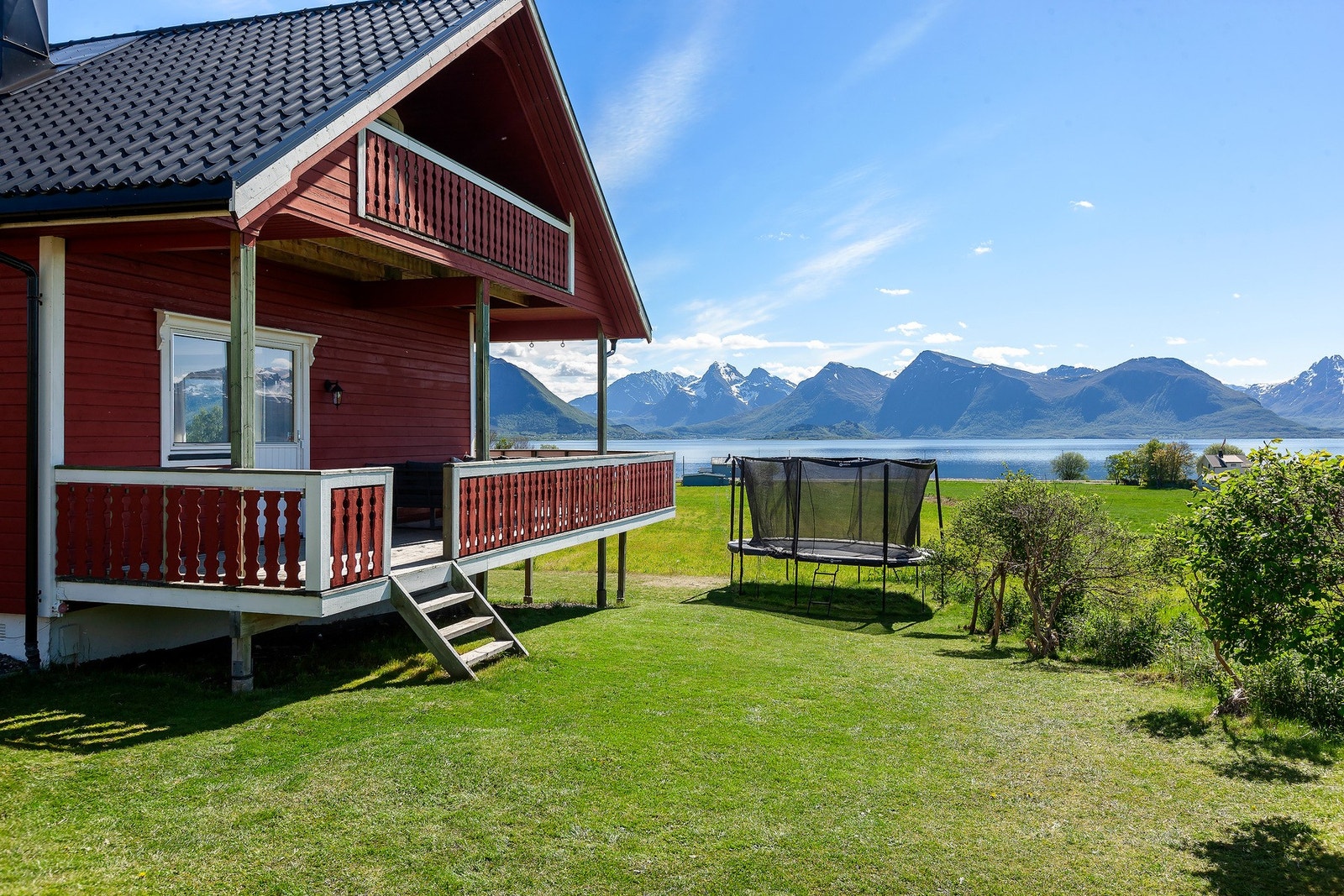 Praktisk trapp med fra veranda gir deg ekstra god anledning til å benytte seg av uteområdet. Galleribilde