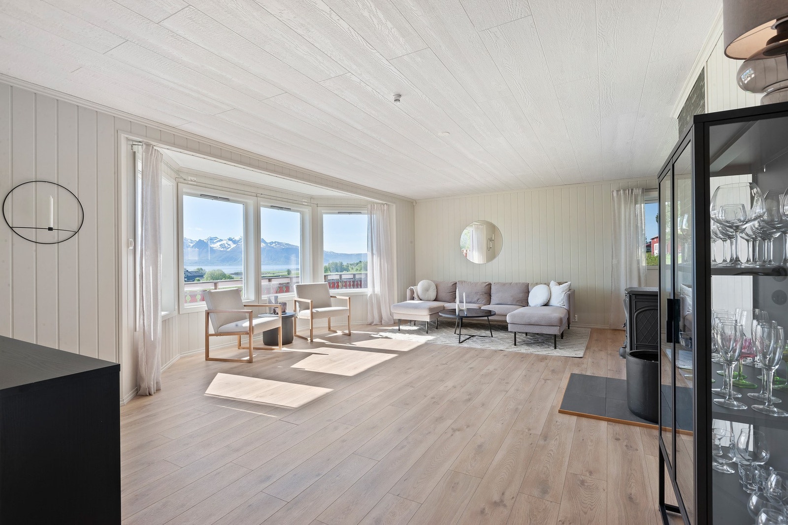 Stuen er hjertet i huset med store vindusflater som slipper både utsikten og lyset inn i rommet. Galleribilde