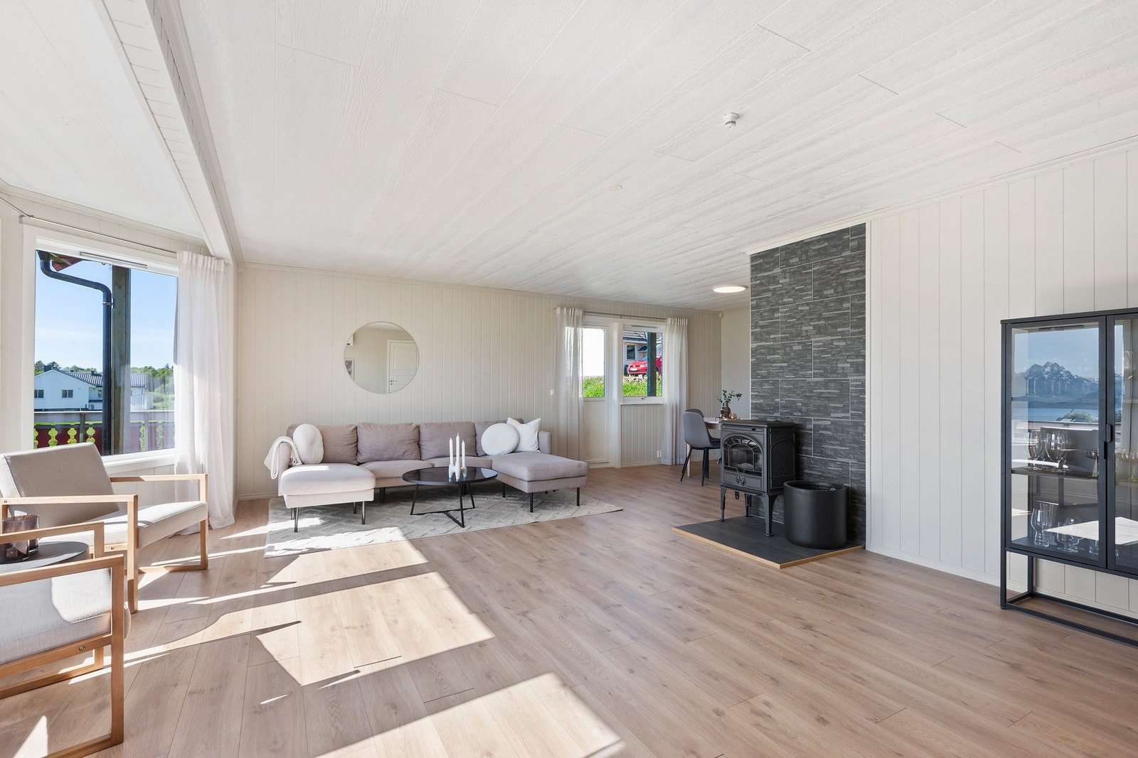 Her er det vedfyring og varmepumpe til å holde deg varm gjennom hele året. Galleribilde