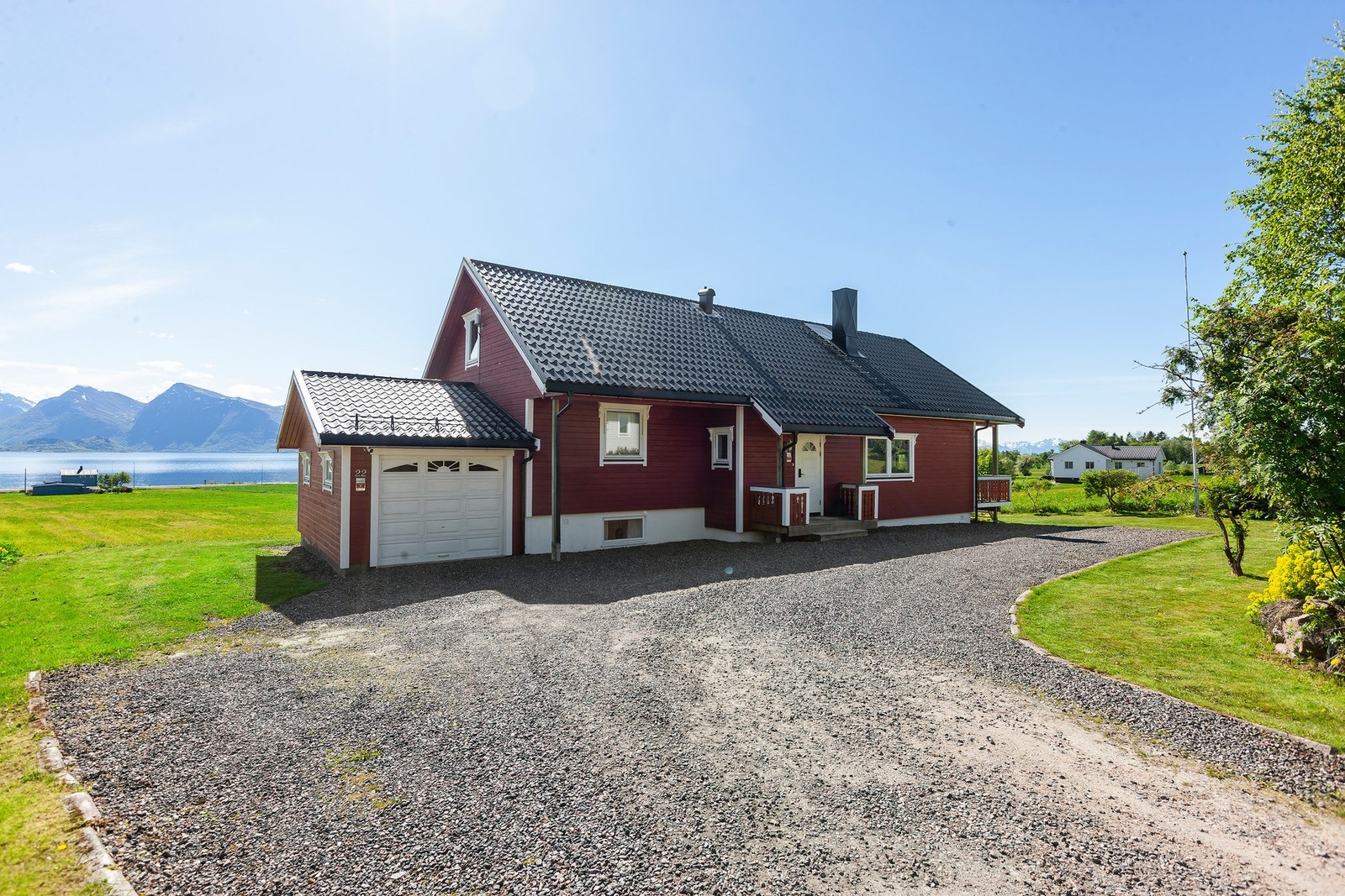 Gruset innkjørsel som tar deg rett til inngangsdøra, og bilen kan fint plasseres i tilknyttet garasje. Galleribilde
