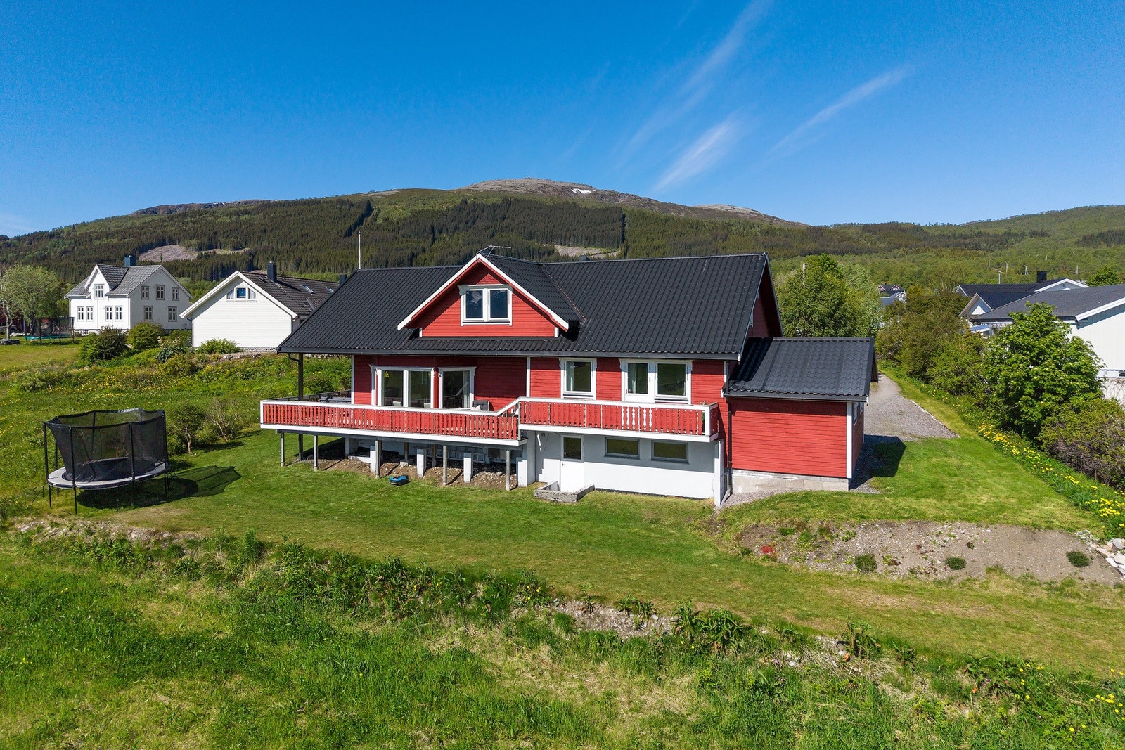 Eiendommen har pent opparbeidet uteområde. Galleribilde
