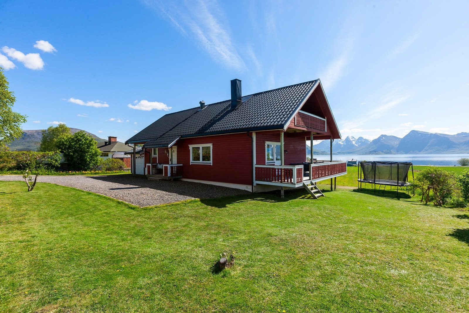 Romslig plenområde med god plass til lek og moro. Galleribilde