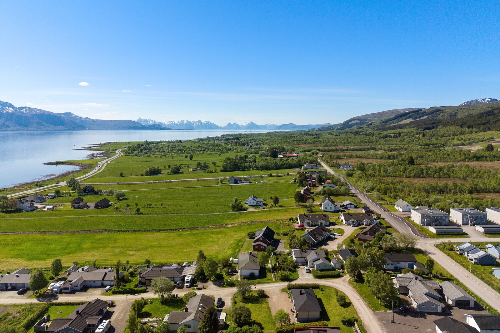 Eiendommen ligger svært fint til i etablert boligområde like sør for Sortland sentrum. Galleribilde