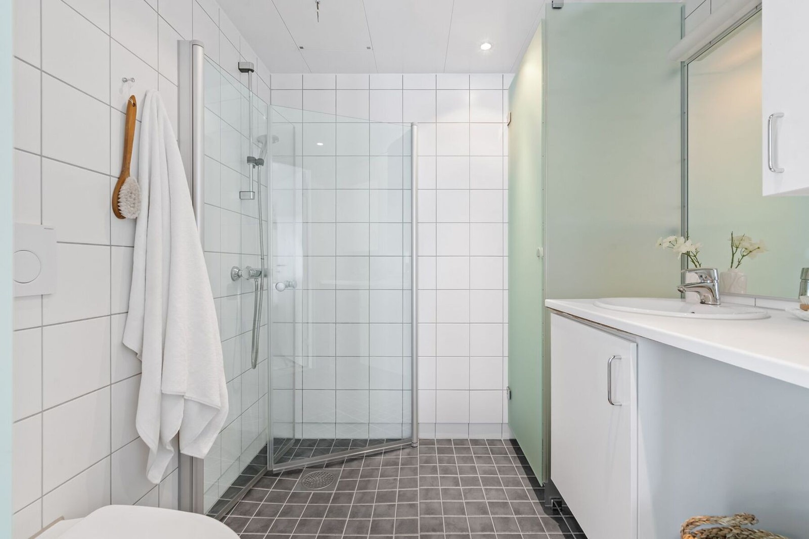 Badet har et moderne preg med lyse flater. Galleribilde