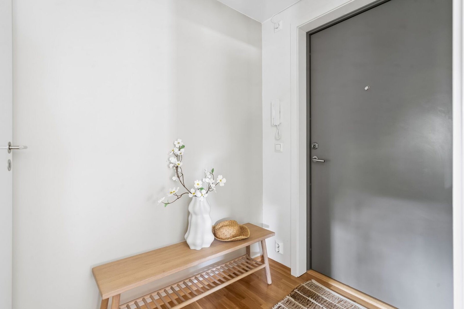 Entréen gir et ryddig og innbydende førsteinntrykk med plass til oppbevaring og enkel adkomst til boligens øvrige rom. Galleribilde