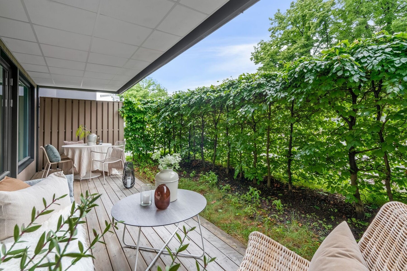 Terrassen på hele 15m² gir god plass til både sittegruppe og grill. Galleribilde