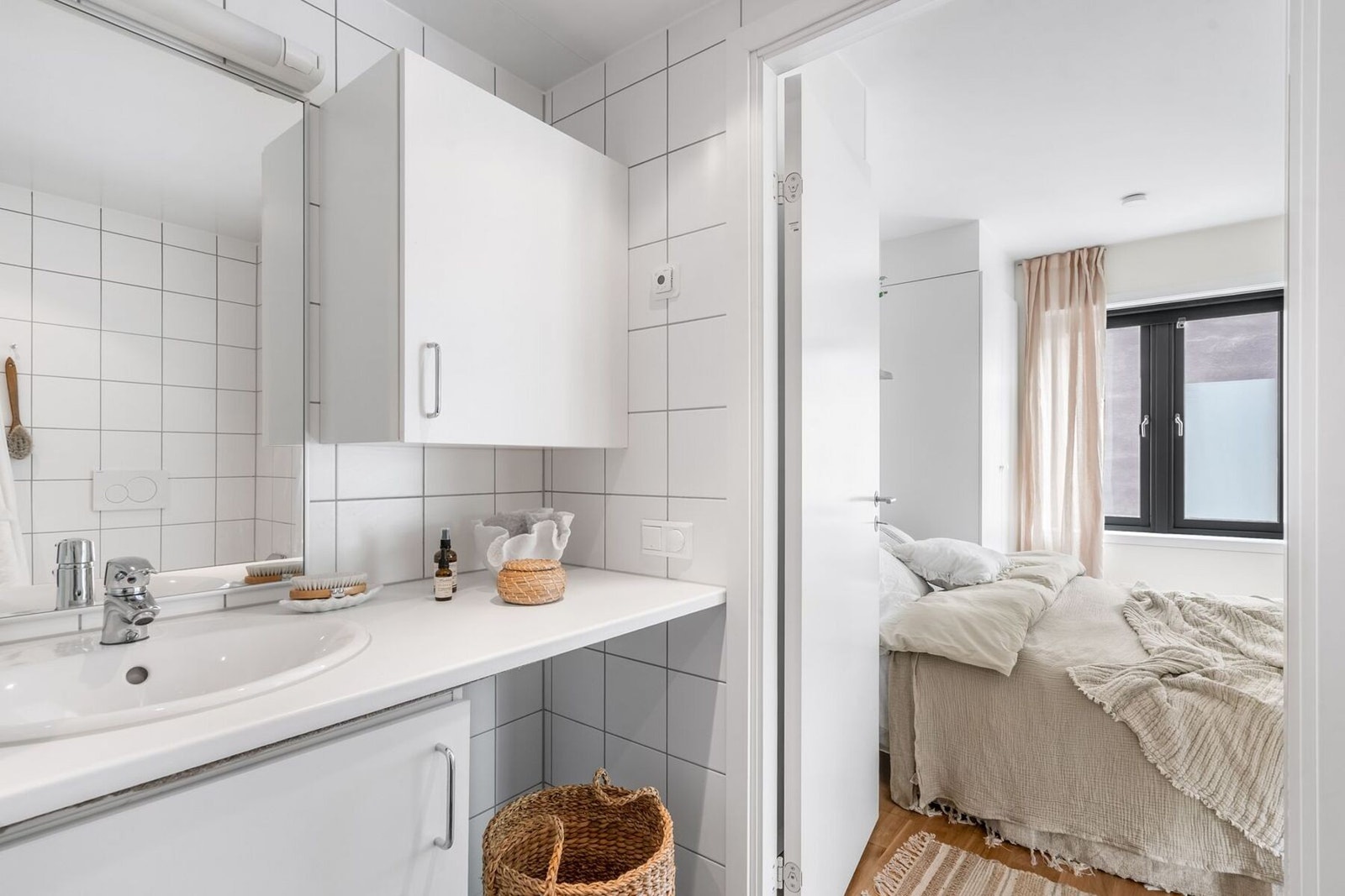 Det er inngang til badet via soverommet. Galleribilde