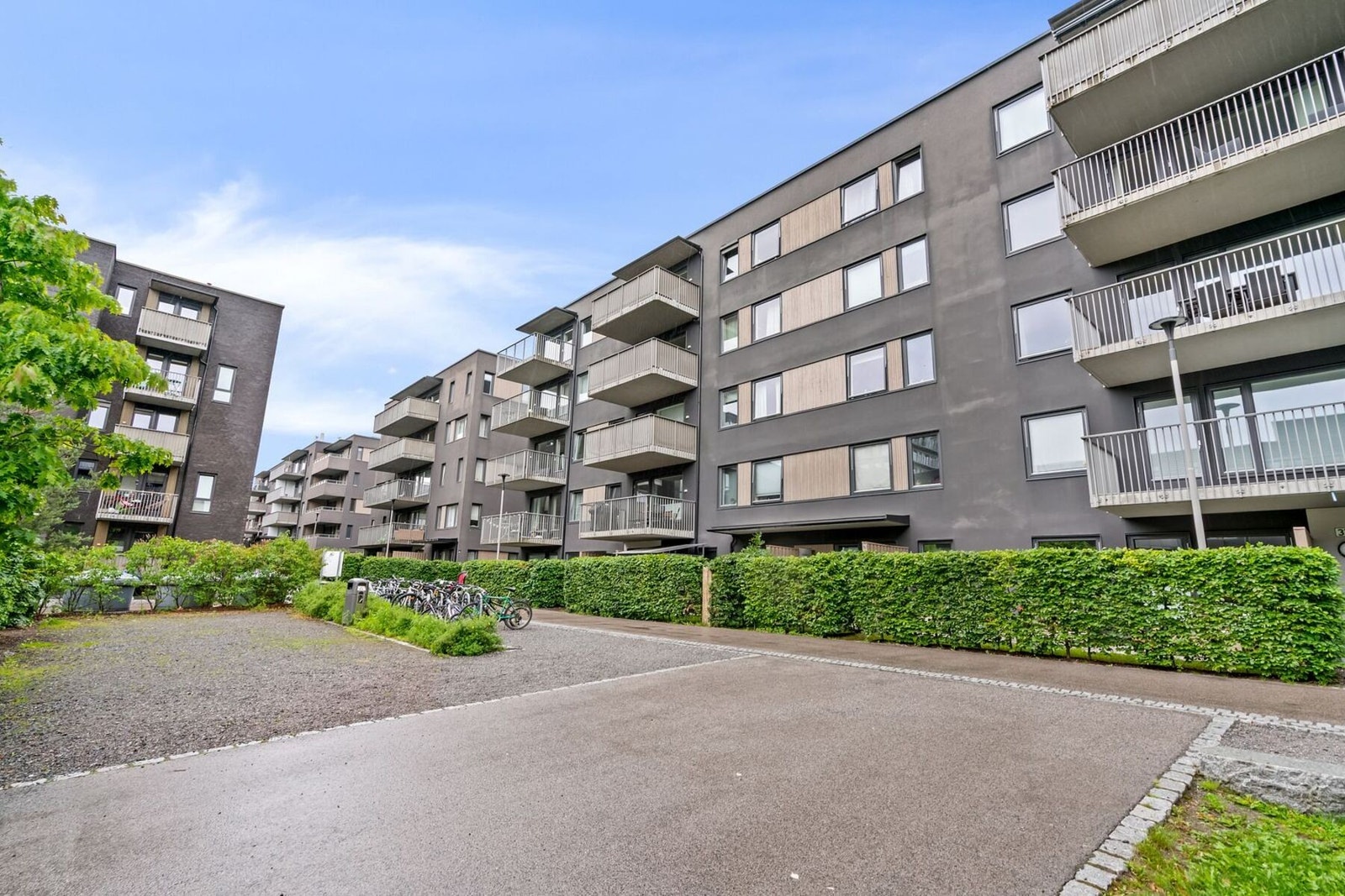 Leiligheten ligger i et moderne og velholdt sameie fra 2014, omgitt av parkmessige fellesområder og flotte grøntanlegg i Marienfryd/Tiedemannsbyen. Galleribilde