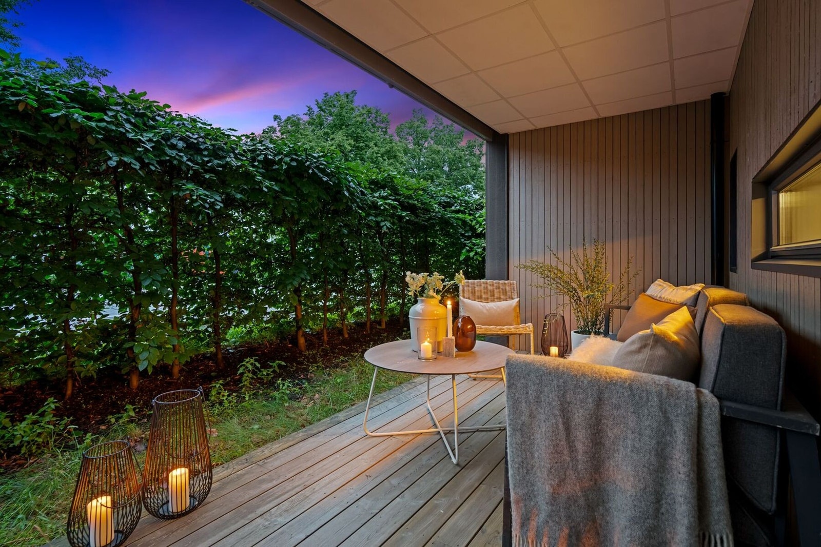 Terrassen blir en naturlig forlengelse av stuen i sommerhalvåret. Omgitt av frodig beplantning får du en privat og hyggelig ramme. Galleribilde