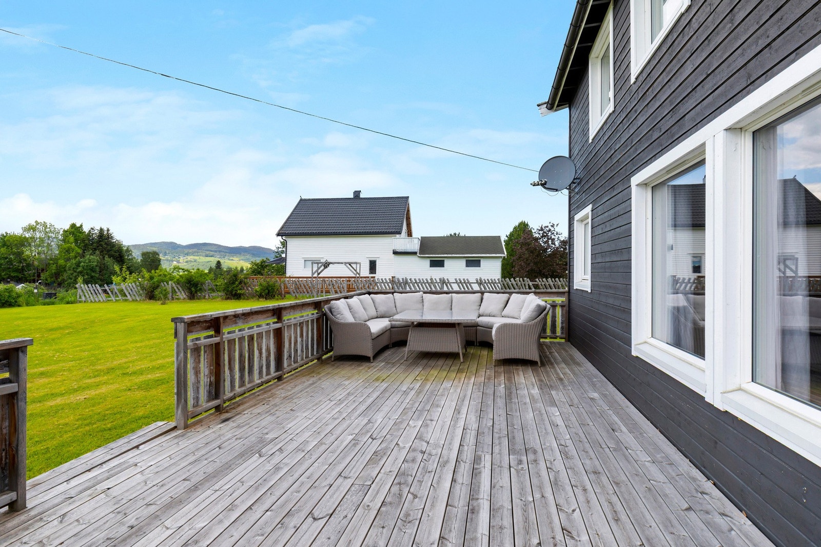 Romslig terrasse på hele 48 kvm med gode solforhold. Galleribilde