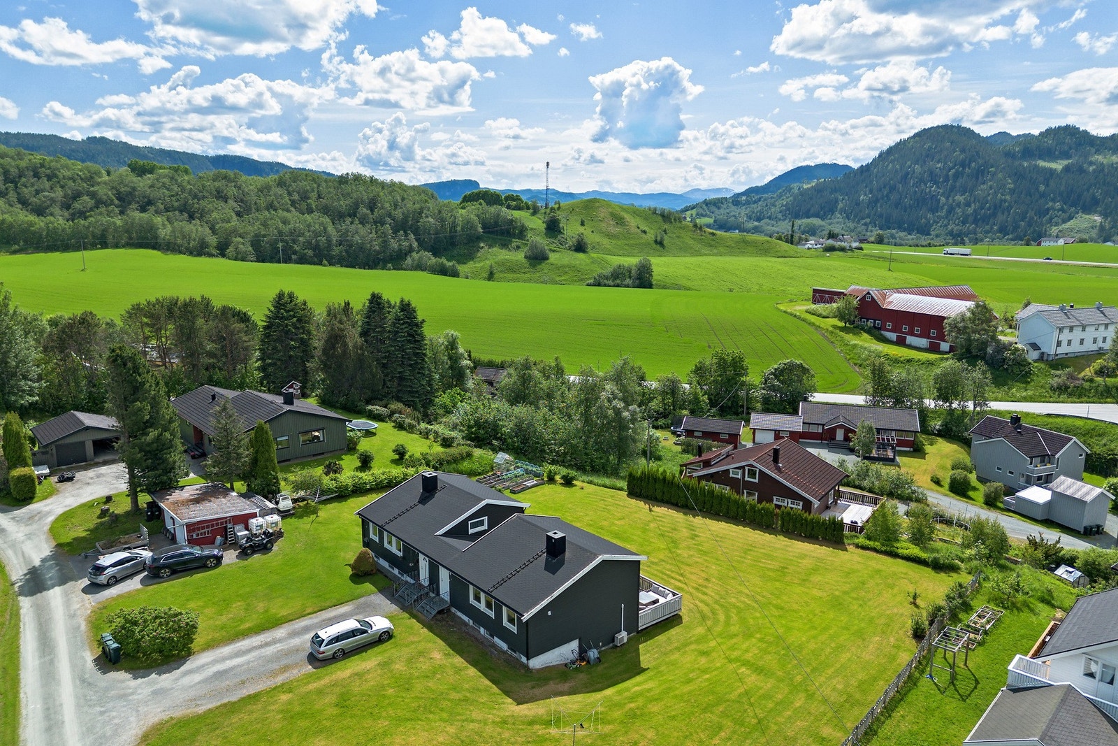 Eiendommen ligger fint til i et etablert og familievennlig boligområde. Galleribilde
