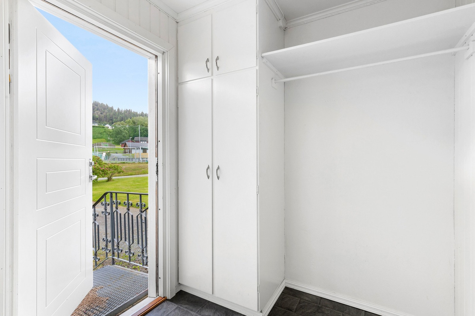 Velkommen inn! Du parkerer bilen på egen gårdsplass, og kommer inn i gang med god plass for sko og ytterklær. Galleribilde