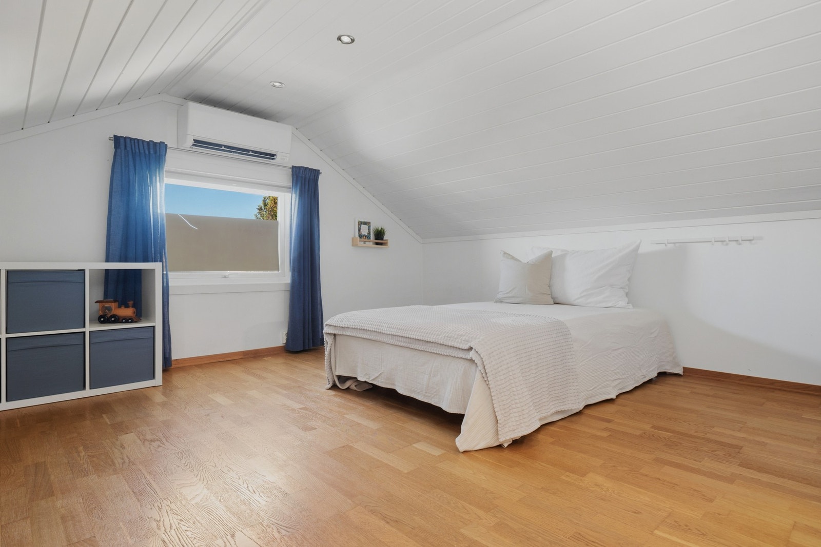 Stort pent innredet rom med varmepumpe og downlights, benyttet som soverom, men ikke godkjent for varig opphold. Galleribilde