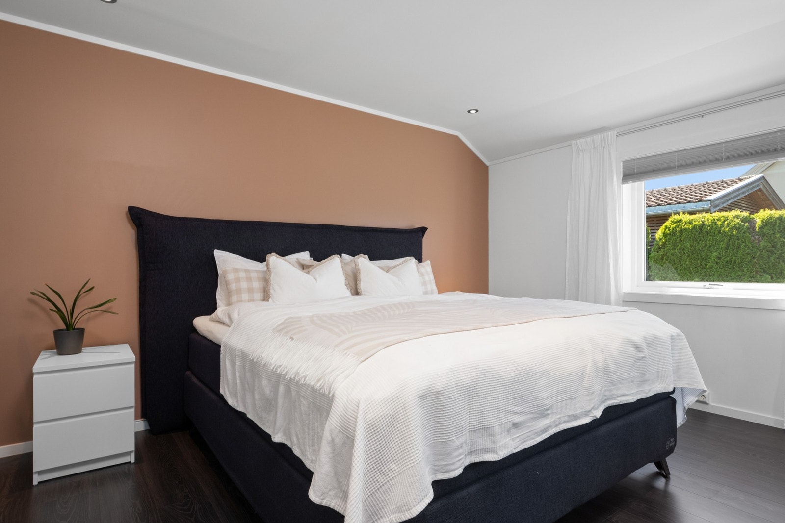 Stort hovedsoverom med downlights Galleribilde
