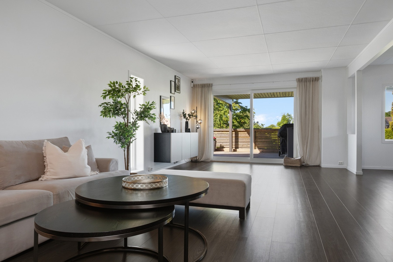 Fra stuen er det utgang til solrik delvis overbygget terrasse Galleribilde