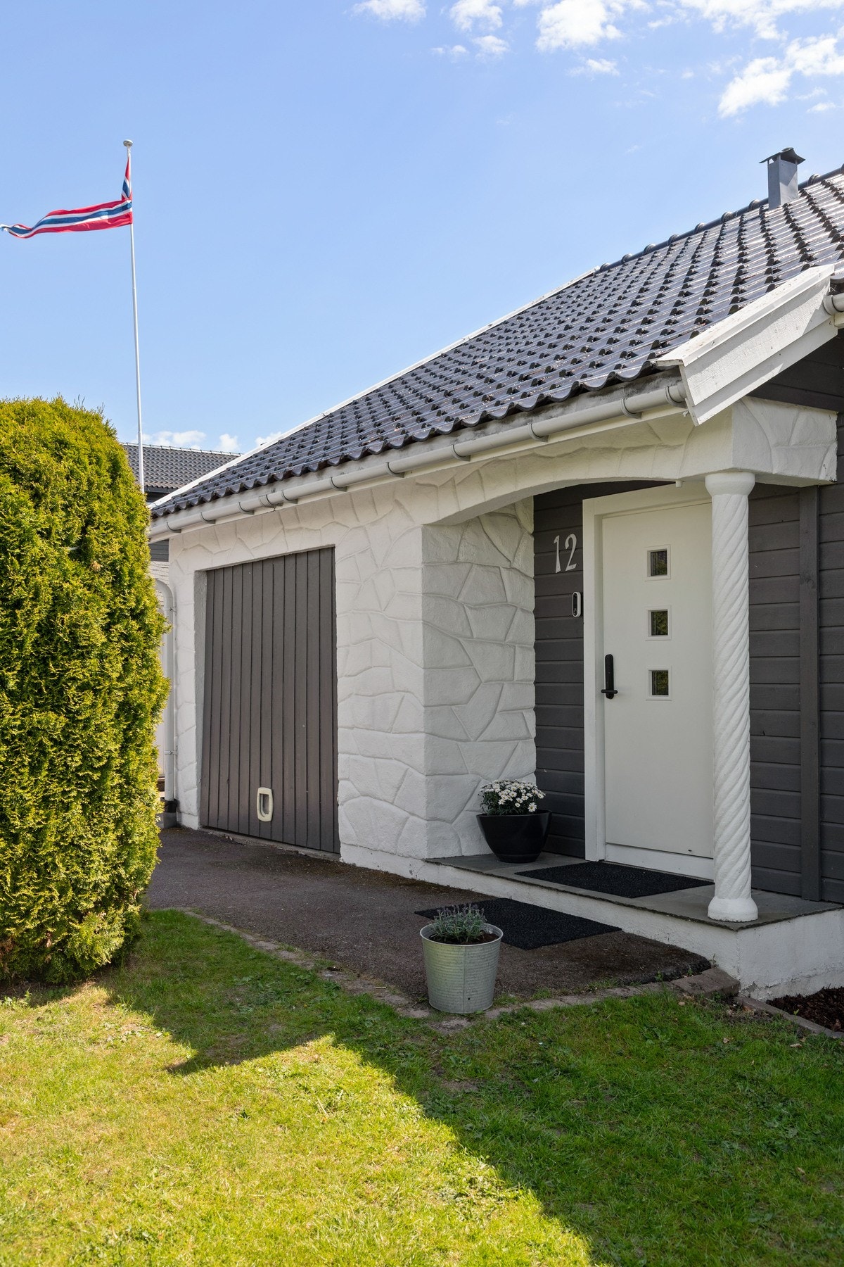 Overbygget inngangsparti og garasje. Galleribilde
