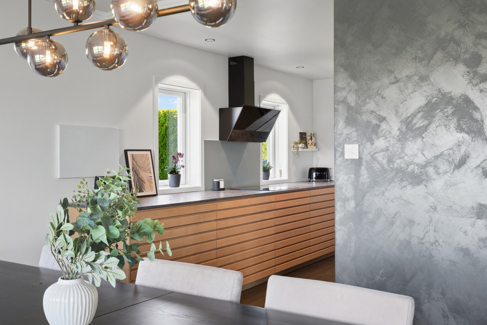 Det hele fremstår moderne med god arbeidsflyt og nok av oppbevaringsplass. Galleribilde