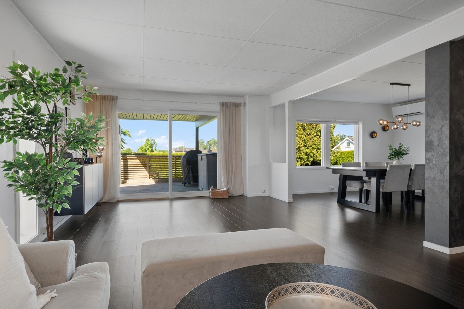 Stuen og spisestuen ligger i åpen løsning mot et tilbaketrukket kjøkken og har gode vindusflater på tre sider som gir rikelig med dagslys. Galleribilde