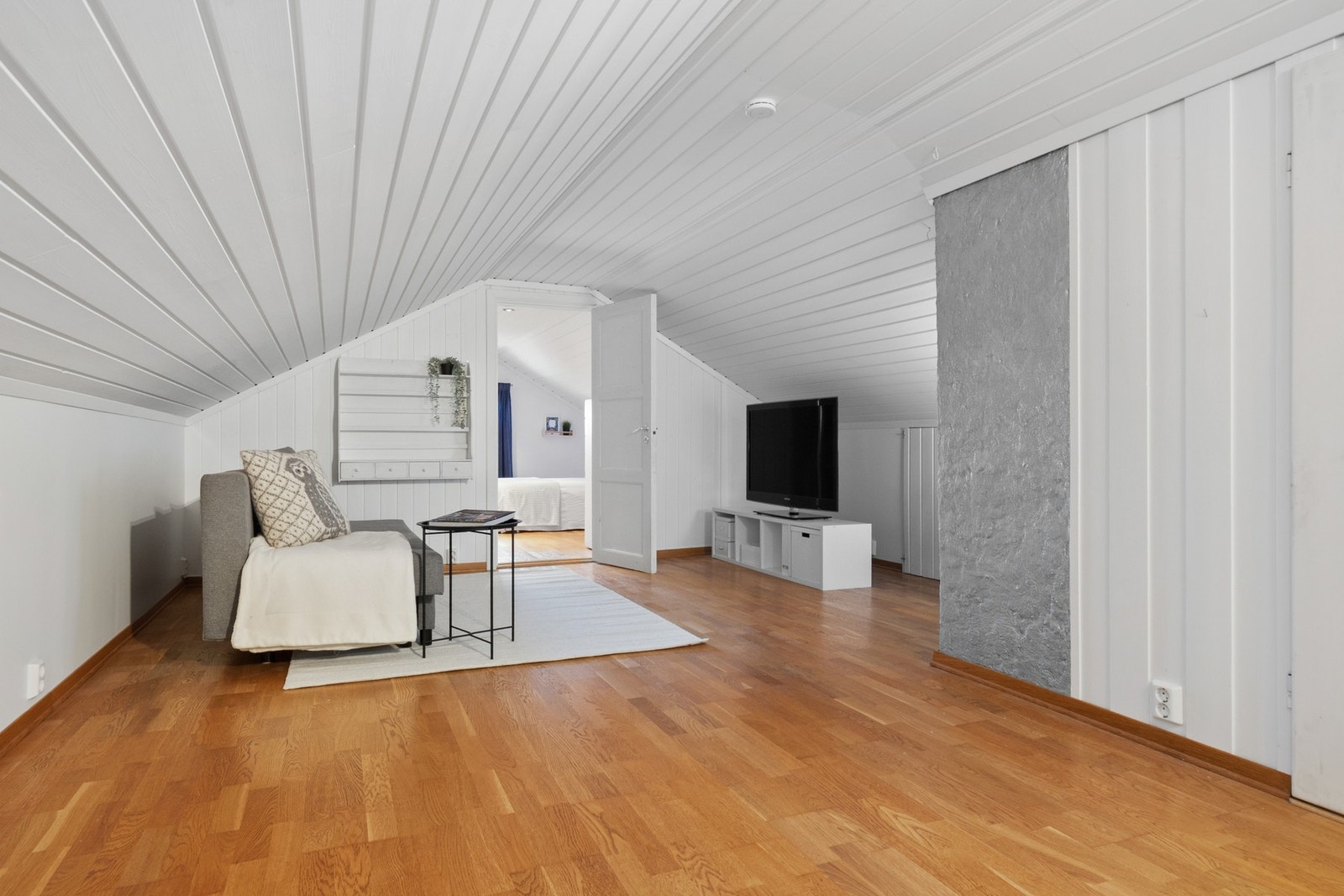 Stort pent innredet rom med downlights, benyttet som loftstue, men ikke godkjent for varig opphold. Galleribilde