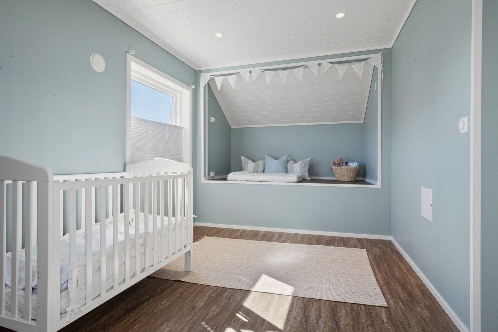 Koselig soverom med plassbygget seng i knevegg og downlights i himling. Galleribilde