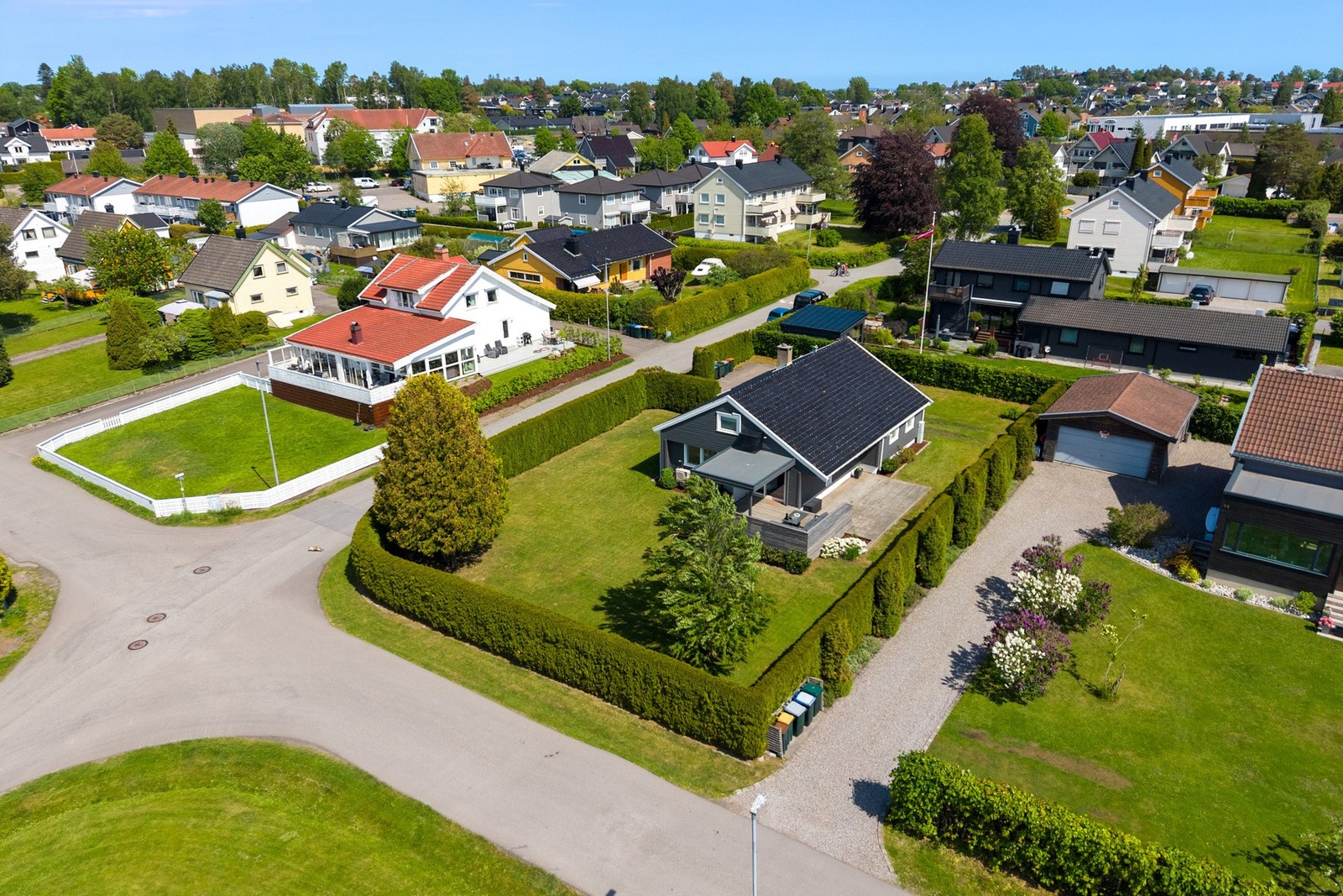 Boligen ligger på en solrik hjørnetomt på ca. 1 mål og har stor gressplen og diverse beplantning Galleribilde