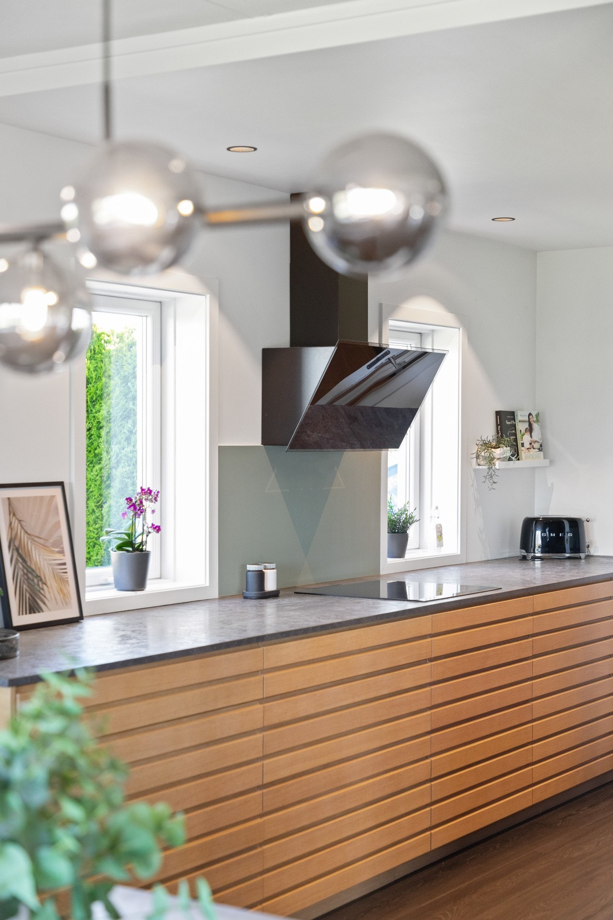 Downlights i taket bidrar til godt arbeidslys og en plate er lagt som backsplash over kokesonen. Galleribilde