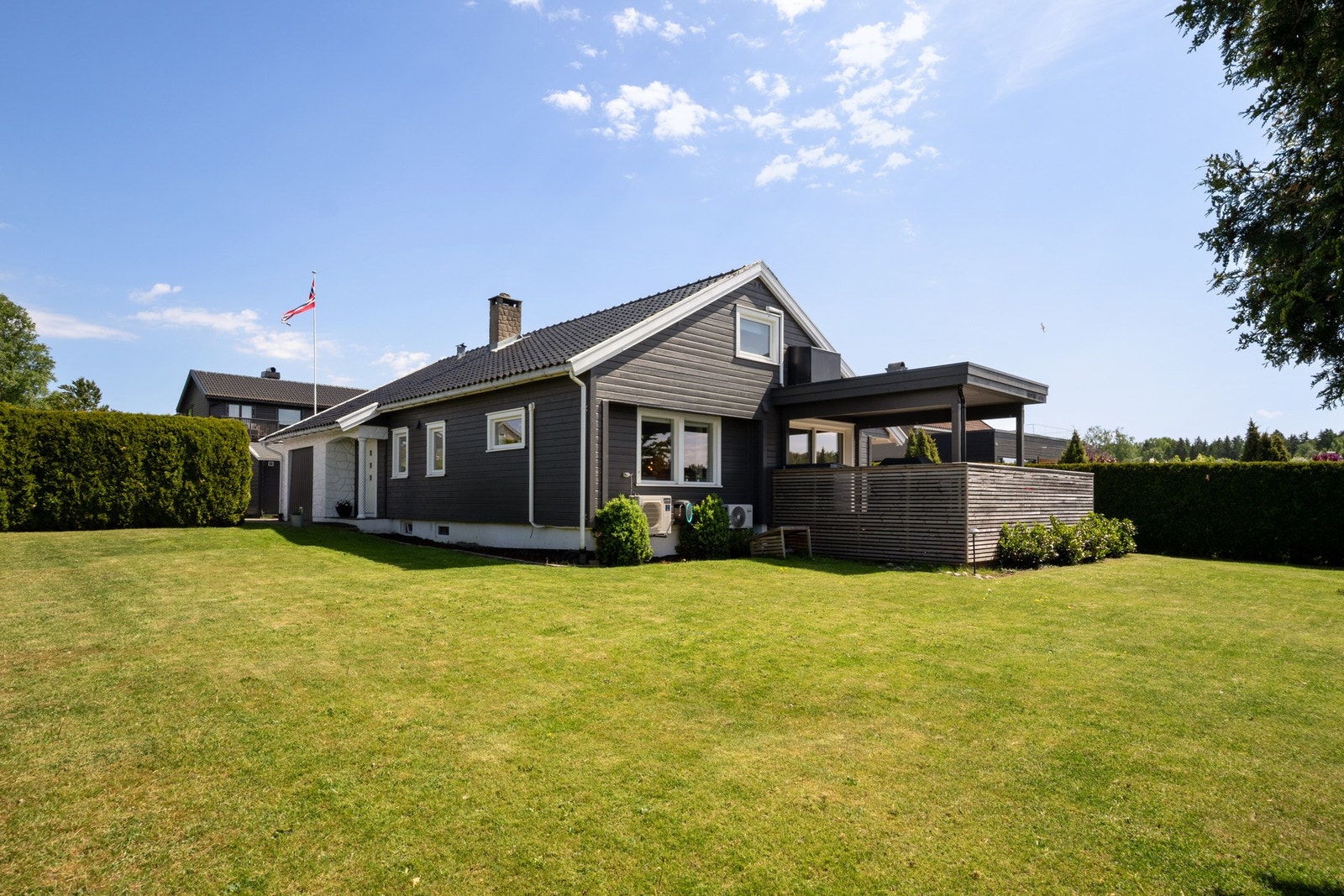 Solrik pent opparbeidet hagetomt, ideelt for barnefamilier! Galleribilde