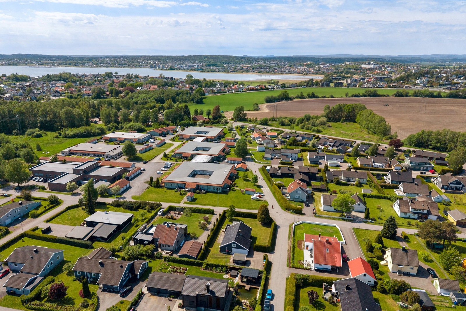 Svært barnevennlig beliggenhet når barnehager, skoler, idrettsanlegg, butikker, samt sjøen med badestrand og småbåthavn Galleribilde