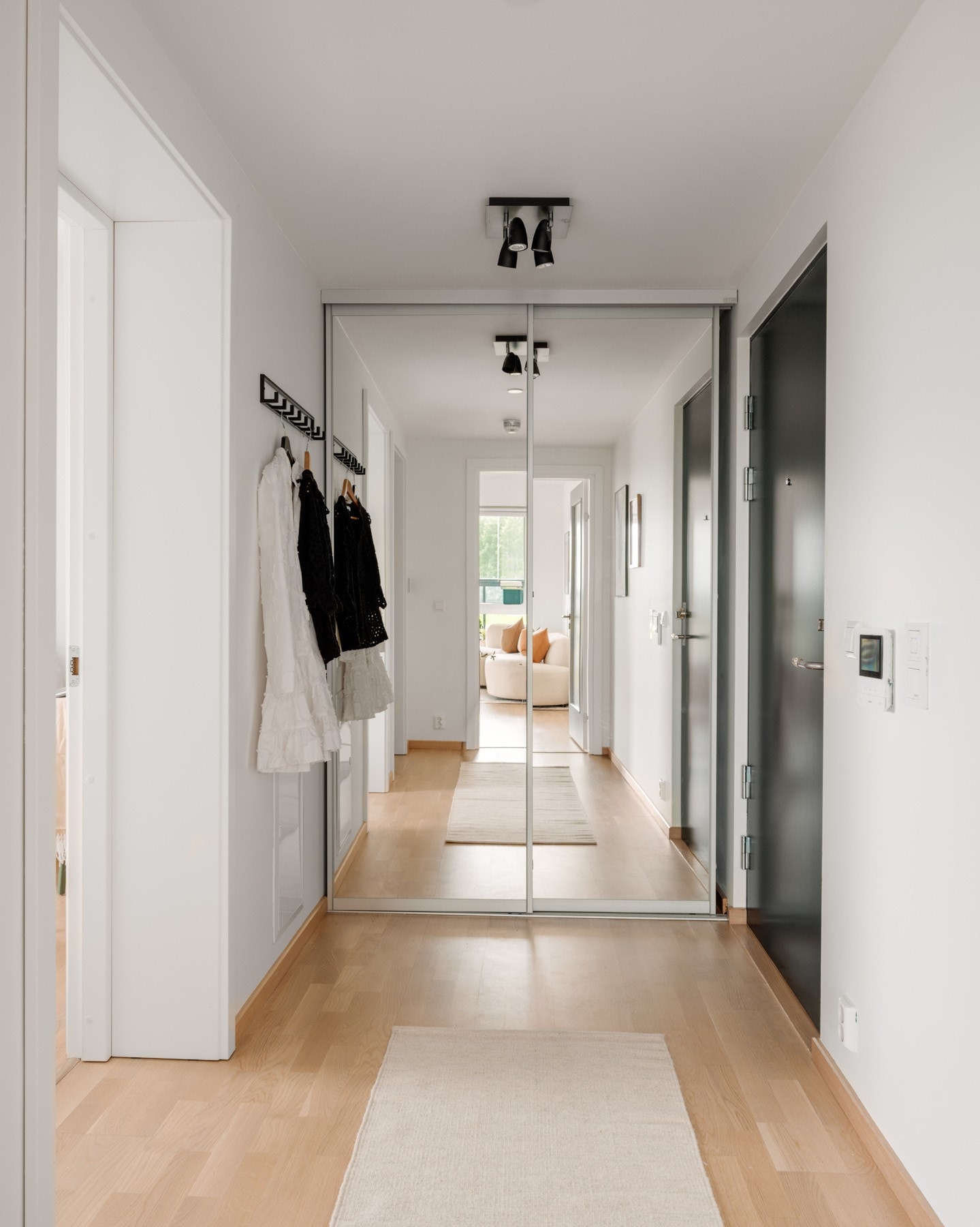 Behagelig entré med integrert skapplass og god romslighet for yttertøy og sko. Galleribilde
