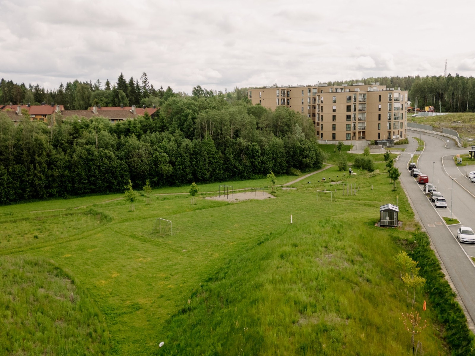 Barnevennlig og praktisk uteområde rett utenfor boligen. Galleribilde